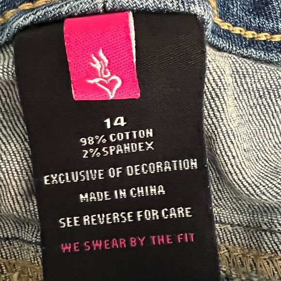 TORRID CROPPED DISTRESSED STRETCH RAW HEM FEATHER GRAPHIC BOYFRIEND JEANS SZ.14 - Picture 4 of 8